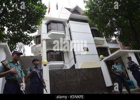 Dhaka, Bangladesh. 10 Septembre, 2017. La police bangladaise montent la garde devant l'ambassade du Myanmar à Dhaka, Bangladesh, le 10 septembre, 2017 Crédit : Mamunur Rashid/Alamy Live News Banque D'Images