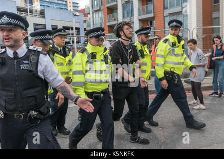 Londres, Royaume-Uni. Sep 9, 2017. Londres, Royaume-Uni. 9 septembre 2017 Arrestation de la police. un cycliste à la porte ouest de la dsei foire aux armements, apparemment parce qu'il portait une chaîne permet de verrouiller son vélo autour du cou. Il faisait partie de la masse critique qui était venu pour protester contre la défense et sécurité internationale de l'équipement, la plus grande foire aux armements, soutenue par le gouvernement britannique, où les fabricants d'armes et les marchands d'armes vendent des armes à tous les pays du monde, y compris de nombreux régimes répressifs. Peter Marshall imageslive crédit : Peter Marshall/imageslive/zuma/Alamy fil live news Banque D'Images