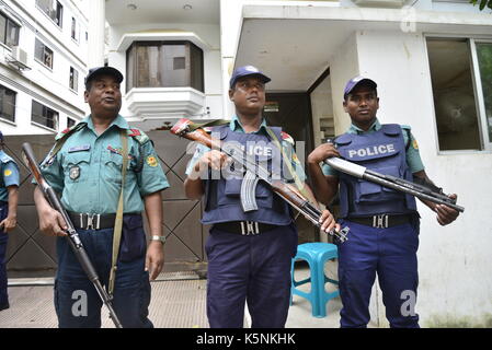 Dhaka, Bangladesh. 10 Septembre, 2017. La police bangladaise montent la garde devant l'ambassade du Myanmar à Dhaka, Bangladesh, le 10 septembre, 2017 Crédit : Mamunur Rashid/Alamy Live News Banque D'Images