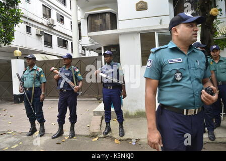 Dhaka, Bangladesh. 10 Septembre, 2017. La police bangladaise montent la garde devant l'ambassade du Myanmar à Dhaka, Bangladesh, le 10 septembre, 2017 Crédit : Mamunur Rashid/Alamy Live News Banque D'Images