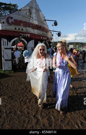 Les festivaliers de profiter de l'atmosphère au bestival music festival à succession de Lulworth, Dorset, uk Banque D'Images