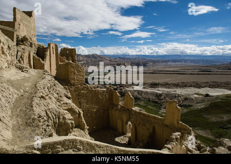 Zanda. Août 31, 2017. Photo prise le août. 31, 2017 montre les ruines de la royaume de gugé zanda comté de la préfecture de ngari du sud-ouest de la Chine dans la région autonome du Tibet. guge kingdom, qui a fondé autour du 9e siècle mais disparu mystérieusement pendant le 17ème siècle, attire de nombreux touristes chaque année avec son patrimoine de la couleur de la peinture, des figurines en argile et sculptures. crédit : liu dongjun/Xinhua/Alamy live news Banque D'Images