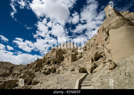 Zanda. Août 31, 2017. Photo prise le août. 31, 2017 montre les ruines de la royaume de gugé zanda comté de la préfecture de ngari du sud-ouest de la Chine dans la région autonome du Tibet. guge kingdom, qui a fondé autour du 9e siècle mais disparu mystérieusement pendant le 17ème siècle, attire de nombreux touristes chaque année avec son patrimoine de la couleur de la peinture, des figurines en argile et sculptures. crédit : liu dongjun/Xinhua/Alamy live news Banque D'Images