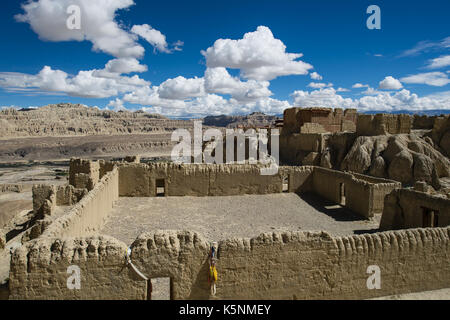 Zanda. Août 31, 2017. Photo prise le août. 31, 2017 montre les ruines de la royaume de gugé zanda comté de la préfecture de ngari du sud-ouest de la Chine dans la région autonome du Tibet. guge kingdom, qui a fondé autour du 9e siècle mais disparu mystérieusement pendant le 17ème siècle, attire de nombreux touristes chaque année avec son patrimoine de la couleur de la peinture, des figurines en argile et sculptures. crédit : liu dongjun/Xinhua/Alamy live news Banque D'Images