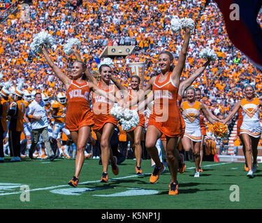 09 septembre 2017 : New York les bénévoles membres de l'équipe de danse prendre le champ avant de la NCAA Football match entre les bénévoles de l'Université du Tennessee et de l'Indiana State platanes à Neyland Stadium à Knoxville, TN/CSM Gangloff Tim Banque D'Images