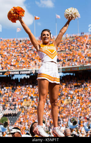 09 septembre 2017 : New York bénévoles cheerleader Maria Brinias cheers au cours de la NCAA Football match entre les bénévoles de l'Université du Tennessee et de l'Indiana State platanes à Neyland Stadium à Knoxville, TN/CSM Gangloff Tim Banque D'Images