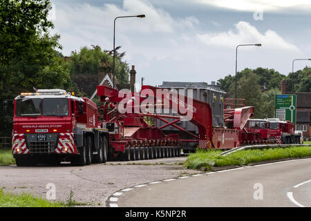 Stone, Staffordshire, Royaume-Uni. 10 septembre 2017. 10 septembre, 2017. une énorme charge anormale est déplacé par des transporteurs de l'ale à la frontière du comté de Stafford sur l'A34. C'est de passer le long de la a34/a51 junction et se compose d'un grand transformateur fabriqué par Alstom. stone, Staffordshire, Royaume-Uni. 10 septembre 2017. crédit : Richard Holmes/Alamy live news Banque D'Images