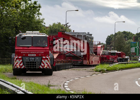 Stone, Staffordshire, Royaume-Uni. 10 septembre 2017. 10 septembre, 2017. une énorme charge anormale est déplacé par des transporteurs de l'ale à la frontière du comté de Stafford sur l'A34. C'est de passer le long de la a34/a51 junction et se compose d'un grand transformateur fabriqué par Alstom. stone, Staffordshire, Royaume-Uni. 10 septembre 2017. crédit : Richard Holmes/Alamy live news Banque D'Images