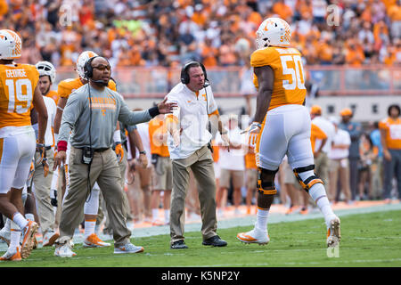 09 septembre 2017 : l'entraîneur-chef Butch Jones de la Pennsylvania bénévoles félicite UT joueurs après un score au cours de la NCAA Football match entre les bénévoles de l'Université du Tennessee et de l'Indiana State platanes à Neyland Stadium à Knoxville, TN/CSM Gangloff Tim Banque D'Images