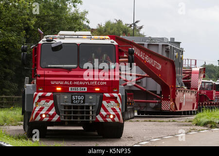 Stone, Staffordshire, Royaume-Uni. 10 septembre 2017. 10 septembre, 2017. une énorme charge anormale est déplacé par des transporteurs de l'ale à la frontière du comté de Stafford sur l'A34. C'est de passer le long de la a34/a51 junction et se compose d'un grand transformateur fabriqué par Alstom. stone, Staffordshire, Royaume-Uni. 10 septembre 2017. crédit : Richard Holmes/Alamy live news Banque D'Images