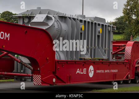 Stone, Staffordshire, Royaume-Uni. 10 septembre 2017. 10 septembre, 2017. une énorme charge anormale est déplacé par des transporteurs de l'ale à la frontière du comté de Stafford sur l'A34. C'est de passer le long de la a34/a51 junction et se compose d'un grand transformateur fabriqué par Alstom. stone, Staffordshire, Royaume-Uni. 10 septembre 2017. crédit : Richard Holmes/Alamy live news Banque D'Images