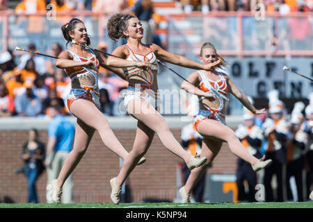 09 septembre 2017 : New York bénévoles chef majorette Kari Summers effectuer avant que l NCAA Football match entre les bénévoles de l'Université du Tennessee et de l'Indiana State platanes à Neyland Stadium à Knoxville, TN/CSM Gangloff Tim Banque D'Images