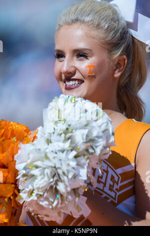 09 septembre 2017 : New York bénévoles cheerleader pendant la NCAA Football match entre les bénévoles de l'Université du Tennessee et de l'Indiana State platanes à Neyland Stadium à Knoxville, TN/CSM Gangloff Tim Banque D'Images