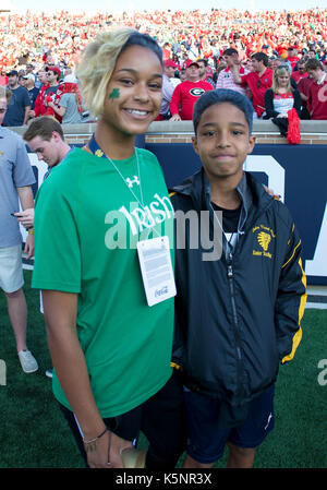 South Bend, Indiana, USA. 09Th Sep 2017. Notre Dame fans au cours de NCAA football action de jeu entre la Géorgie et les Bulldogs Notre Dame Fighting Irish de Notre Dame Stadium à South Bend, Indiana. La Géorgie a défait Notre Dame 20-19. John Mersits/CSM/Alamy Live News Banque D'Images