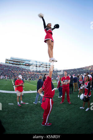 South Bend, Indiana, USA. 09Th Sep 2017. La Géorgie cheerleaders effectuer lors de NCAA football action de jeu entre la Géorgie et les Bulldogs Notre Dame Fighting Irish de Notre Dame Stadium à South Bend, Indiana. La Géorgie a défait Notre Dame 20-19. John Mersits/CSM/Alamy Live News Banque D'Images
