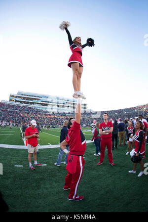 South Bend, Indiana, USA. 09Th Sep 2017. La Géorgie cheerleaders effectuer lors de NCAA football action de jeu entre la Géorgie et les Bulldogs Notre Dame Fighting Irish de Notre Dame Stadium à South Bend, Indiana. La Géorgie a défait Notre Dame 20-19. John Mersits/CSM/Alamy Live News Banque D'Images
