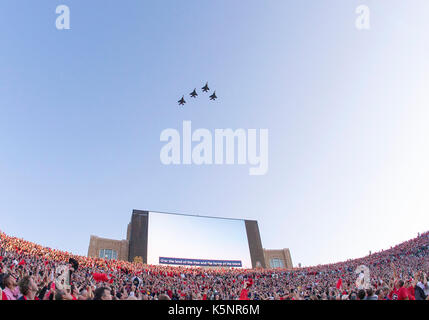 South Bend, Indiana, USA. 09Th Sep 2017. Flyover avant de NCAA football action de jeu entre la Géorgie et les Bulldogs Notre Dame Fighting Irish de Notre Dame Stadium à South Bend, Indiana. La Géorgie a défait Notre Dame 20-19. John Mersits/CSM/Alamy Live News Banque D'Images