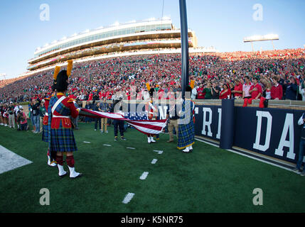 South Bend, Indiana, USA. 09Th Sep 2017. L'hymne national avant le match de football de la NCAA l'action entre la Géorgie et les Bulldogs Notre Dame Fighting Irish de Notre Dame Stadium à South Bend, Indiana. La Géorgie a défait Notre Dame 20-19. John Mersits/CSM/Alamy Live News Banque D'Images