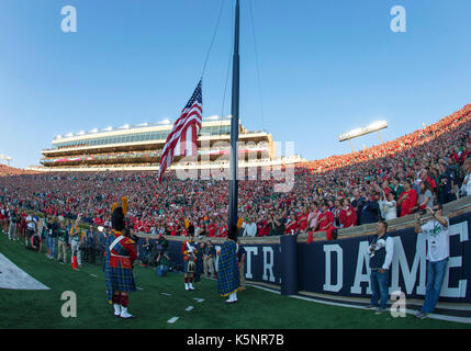 South Bend, Indiana, USA. 09Th Sep 2017. L'hymne national avant le match de football de la NCAA l'action entre la Géorgie et les Bulldogs Notre Dame Fighting Irish de Notre Dame Stadium à South Bend, Indiana. La Géorgie a défait Notre Dame 20-19. John Mersits/CSM/Alamy Live News Banque D'Images