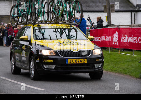 Skenfrith, Pays de Galles, Royaume-Uni. 10 Septembre, 2017. Les gagnants, de l'équipe Lotto NL - Jumbo (Pays-Bas) Team Car passant la cloche à Skenfrith au dernier jour de la visite de l'OVO, Skenfrith la Grande-Bretagne, pays de Galles, Royaume-Uni. Credit : James Hodgson/Alamy Live News. Banque D'Images