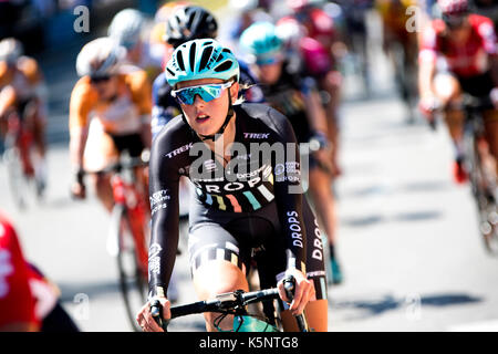 Madrid, Espagne. Sep 10, 2017. Un cycliste de gouttes rides pendant la course cycliste femmes 'Madrid Challenge" le 10 septembre 2017 à Madrid, Espagne. Crédit : David Gato/Alamy Live News Banque D'Images