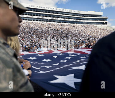 University Park, Pennsylvania, USA. Sep 9, 2017. 09 septembre 2017 : Les membres de l'armée et vous tenez le drapeau des États-Unis avant la NCAA football match entre les Panthers de Pittsburgh et l'université de Penn State Nittany Lions au stade Beaver à University Park, Pennsylvania. Crédit : Scott/Taetsch ZUMA Wire/Alamy Live News Banque D'Images