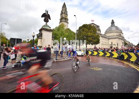 Cardiff, Royaume-Uni. Sep 10, 2017. l'énergie ovo tour of Britain stade 8 finitions de Worcester à Cardiff sur un tour du circuit 3, rue. le peloton des pouvoirs d'un virage serré à l'hôtel de ville. La victoire a été prise dans un sprint par edvald Boasson Hagen et le grand gagnant de la course cycliste a été lars boom.Photo credit : Ian homer/Alamy live news Banque D'Images