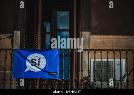 Barcelone, Espagne. 10 septembre 2017 : une banderole appelant à un "oui" décore un balcon à la veille de la fête nationale de la catalogne, 'la diada', 20 jours avant un référendum sur la sécession de l'Espagne crédit : Matthias rickenbach/Alamy live news Banque D'Images