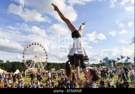 Berlin, Allemagne. Sep 10, 2017. Artistes de l'école d'artistes fédéral à effectuer la course de chevaux en voie de Hoppegarten Berlin, Allemagne, 10 septembre 2017. Le festival a lieu les 9 et 10 septembre 2017. photo : Jens/kalaene zentralbild-dpa/dpa/Alamy live news Banque D'Images