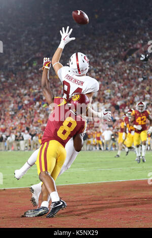 Los Angeles, CA, US, USA. Sep 9, 2017. 9 septembre 2017 : Stanford Cardinal tight end Parkinson Colby (84) ne peut pas faire l'atterrissage/USC Trojans Iman évoluait Marshall (8) défend sur le jeu dans le jeu entre le Stanford Cardinal et l'USC Trojans, le Los Angeles Memorial Coliseum de Los Angeles, CA. Peter Renner and Co/ Zuma Service Fil Crédit : Peter Renner and Co/ZUMA/Alamy Fil Live News Banque D'Images