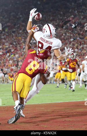 Los Angeles, CA, US, USA. Sep 9, 2017. 9 septembre 2017 : Stanford Cardinal tight end Parkinson Colby (84) ne peut pas faire l'atterrissage/USC Trojans Iman évoluait Marshall (8) défend sur le jeu dans le jeu entre le Stanford Cardinal et l'USC Trojans, le Los Angeles Memorial Coliseum de Los Angeles, CA. Peter Renner and Co/ Zuma Service Fil Crédit : Peter Renner and Co/ZUMA/Alamy Fil Live News Banque D'Images