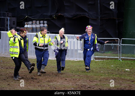 Crique de Lulworth, Dorset, UK. 10 septembre, 2017, 10 2017 bestival. septembre 2017. Les ambulanciers de danser dans la boue après bestival arena fermé pour une heure en raison des vents violents. crédit : michael palmer/Alamy live news Banque D'Images