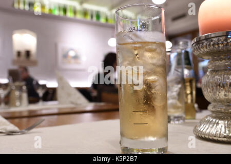 Boisson froide en verre avec de la glace Banque D'Images