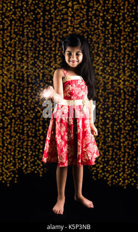 Stock photo de petite fille indienne célébrant Diwali avec brûler sparkle ou phoolzadi fulzadi ou diwali Diwali sur la nuit avec éclairage bokeh Banque D'Images