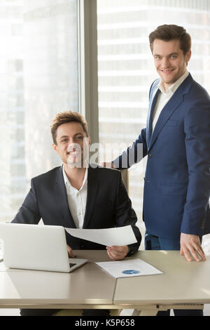 Happy smiling collègues posing together in office Banque D'Images