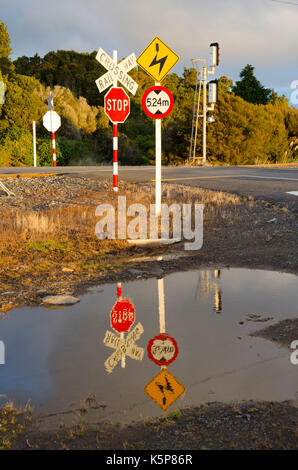 Passage à niveau signalisation, Horopito, île du Nord, Nouvelle-Zélande Banque D'Images