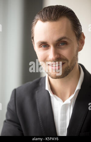 Close up portrait of young handsome smiling businessm réussie Banque D'Images