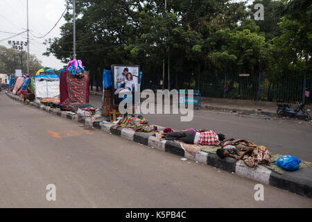 Hyderabad, Inde - septembre 04,2017 pauvres et sans-abri dormir sur la médiane à Hyderabad, Inde Banque D'Images