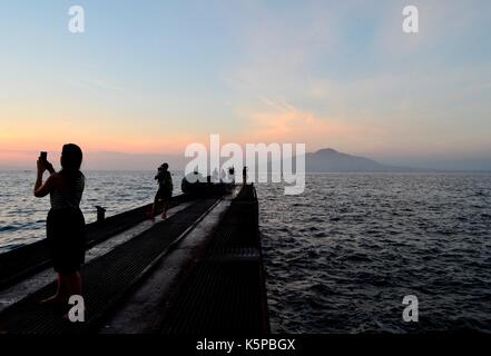 Les gens prennent des photos de la magnifique coucher de soleil depuis la clé de Marina Grande, Sorrente, Italie, juillet 2017. Banque D'Images