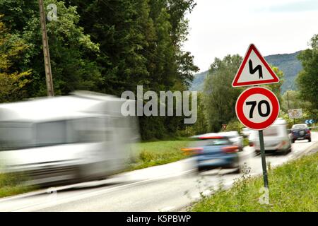 Limitation de vitesse pour les voitures, camions, véhicules automobiles, circulation automobile, avec un panneau indiquant une vitesse maximale de 70 kilomètres sur un national en France Banque D'Images