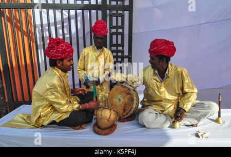 Jaipur, Inde - mar 7,2012. Des musiciens qui jouent de la musique live non identifié sur rue au centre-ville de Jaipur, Inde. Banque D'Images