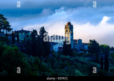 L'église paroissiale de vettica maggiore du petit village dépasse du brouillard dans la vallée Val di pescia ci-dessous Banque D'Images