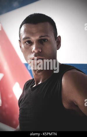 Portrait de l'Amérique latine en sueur male boxer looking at camera de confiance après l'entraînement Banque D'Images