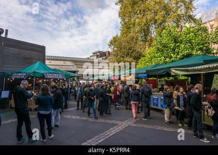 Londres, Royaume-Uni, le 10 octobre : Borough Market bondé. Borough Market est l'un des plus grands et les plus anciens marchés alimentaires à Londres Banque D'Images