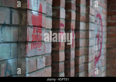 Graz, Autriche - 9 septembre 2017 : lecture Graffiti 'Smash fascisme' sur un mur Banque D'Images