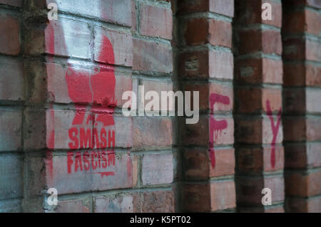 Graz, Autriche - 9 septembre 2017 : lecture Graffiti 'Smash fascisme' sur un mur de briques Banque D'Images