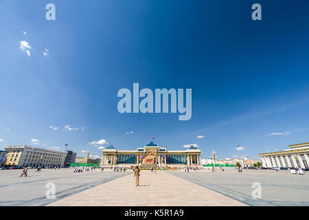 Les gens qui marchent autour de sukhbaatar square chinggis ou large sous ciel bleu un jour d'été à Oulan-Bator, Mongolie Banque D'Images