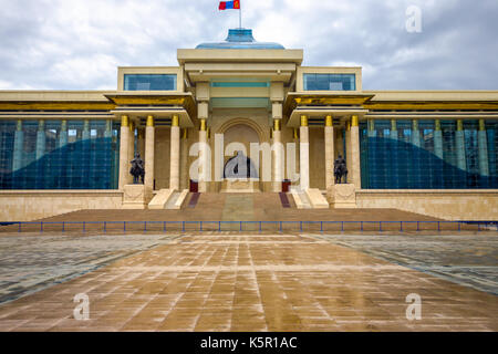 Ghengis Khan statue se trouve au centre du palais du gouvernement en s'appuyant sur une journée humide des pluies à Sukhbaatar Square, au centre-ville de Oulan-Bator, Mongolie Banque D'Images