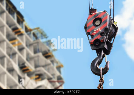 Site de construction - crochet de grue contre le ciel bleu Banque D'Images