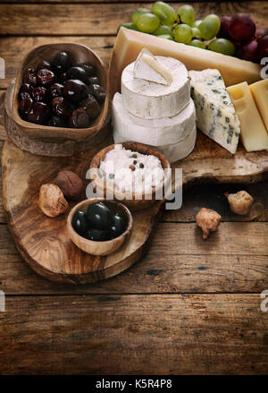 Variété de fromage.fond alimentaire ingrédients frais sur bois. Banque D'Images